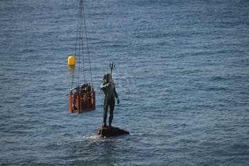 Una grúa de 80 metros trabaja en la reparación del Neptuno en Melenara/TA.
